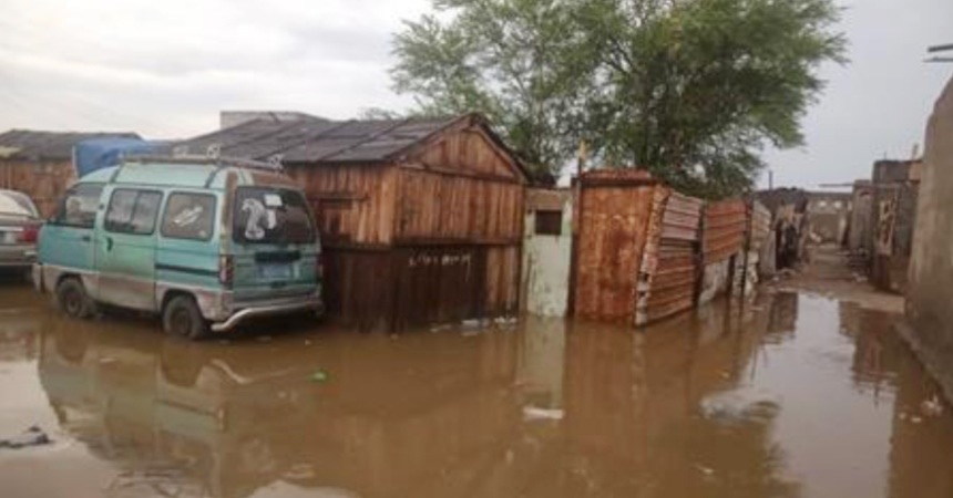 صحف: السيول تضرب 20 مخيماً للنازحين في جنوب اليمن وشرقه