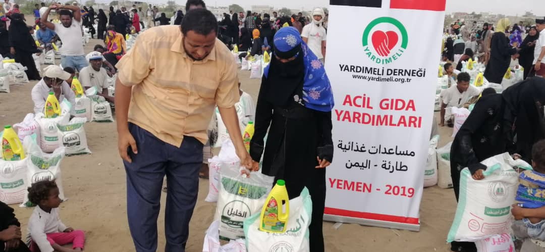 الوحدة التنفيذية لإدارة مخيمات النازحين توزع مساعدات اغاثية للنازحين بعدن