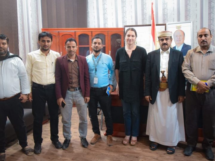 محافظ شبوة يناقش تطورات النزوح مع مدير الوحدة التنفيذية بالمحافظة