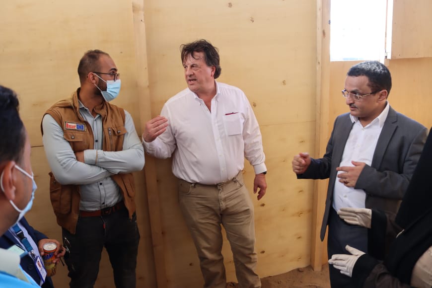 رئيس الوحدة التنفيذية يتفقد مخيمات النازحين في عدن برفقة المنسق الأممي