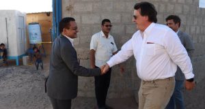 رئيس الوحدة التنفيذية يتفقد مخيمات النازحين في عدن برفقة المنسق الأممي