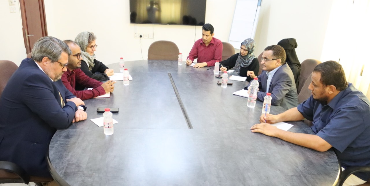 رئيس الوحدة التنفيذية يبحث أولويات الحماية للنازحين في اليمن