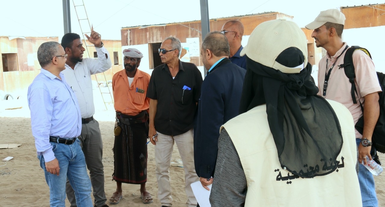 فريق حكومي يزور مخيمات النازحين في لحج ويثني على جهود الوحدة التنفيذية