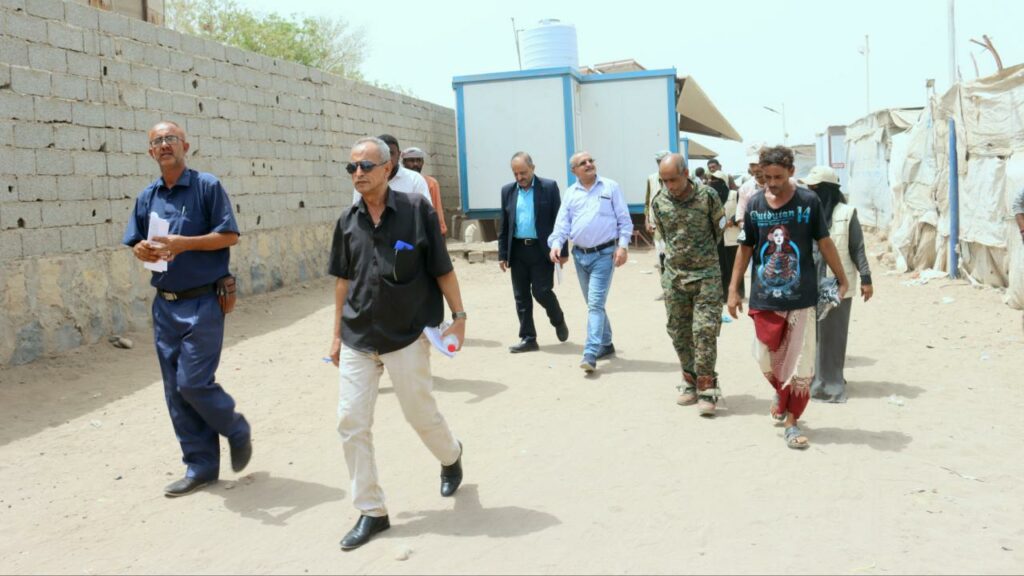 وفد حكومي يزور مخيمات النازحين في لحج ويثني على جهود الوحدة التنفيذية