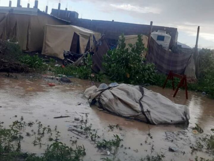 الأمطار تلحق أضراراً بخيام النازحين في محافظة الضالع