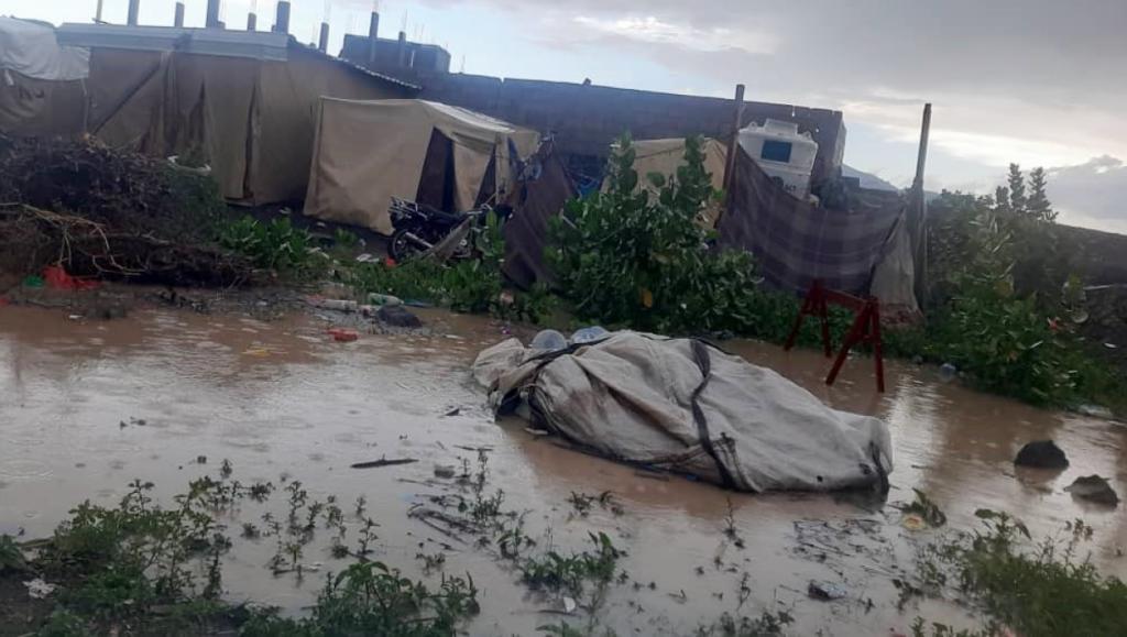 الأمطار تلحق أضراراً بخيام النازحين في محافظة الضالع