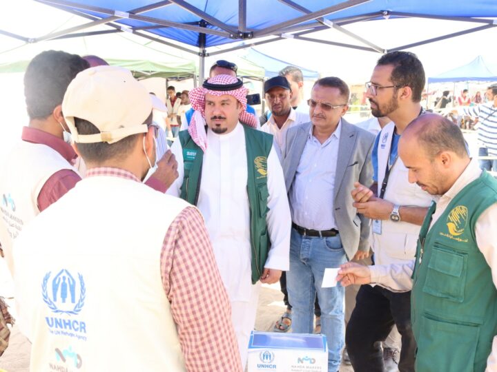 فريق حكومي وإنساني يتفقد أوضاع النازحين في لحج