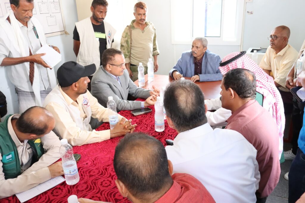 فريق حكومي وإغاثي يزور مخيمات النازحين في لحج ويناقش الاحتياجات