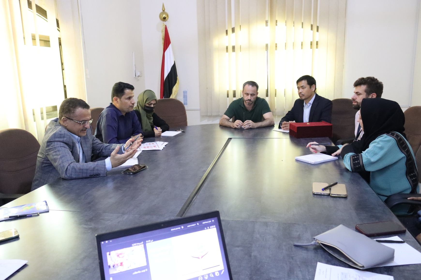 رئيس الوحدة التنفيذية يبحث مع المجلس الدنماركي أولويات النازحين في اليمن