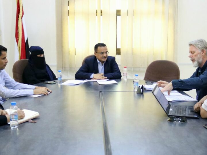 رئيس الوحدة التنفيذية يبحث مع كتلة الإيواء احتياجات النازحين