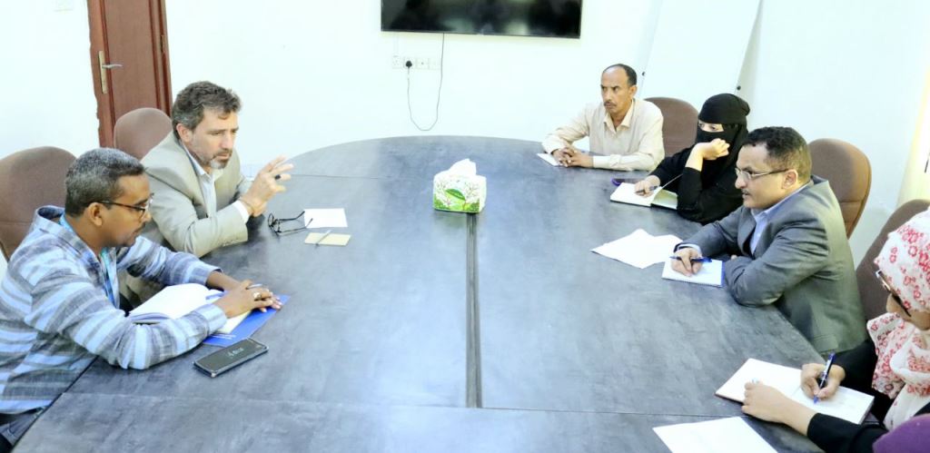 رئيس الوحدة التنفيذية يناقش مع نائب المنسق الإنساني للأمم المتحدة أوضاع النازحين وملفات التعاون المشترك