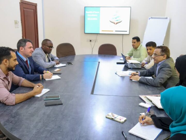 رئيس الوحدة التنفيذية يستعرض رؤية الحكومة لمعالجة النزوح مع فريق أممي