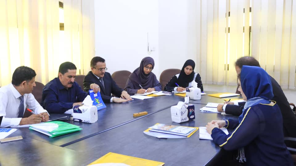 رئيس الوحدة التنفيذية يبحث مع السفير السويسري لدى اليمن أوضاع واحتياجات النازحين