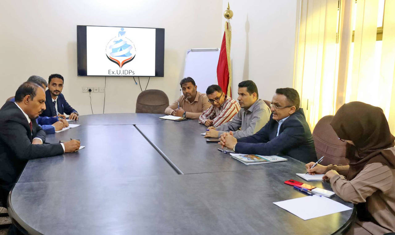 رئيس الوحدة التنفيذية يناقش مع محافظ حضرموت قضايا النازحين